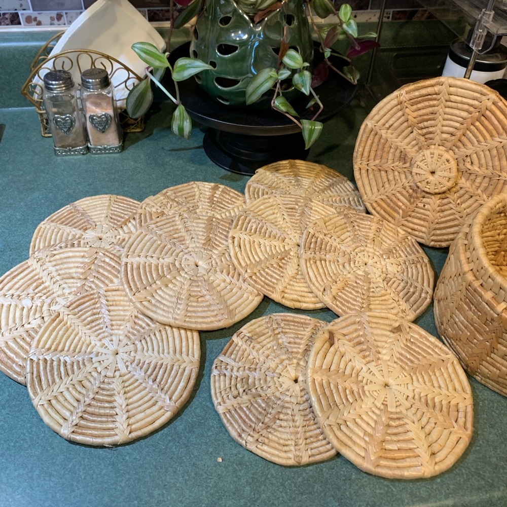 Wicker basket with 10 Trivets / Hot Pads